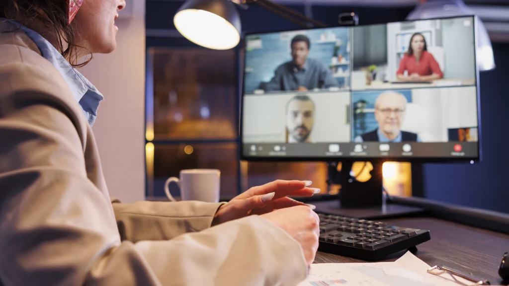 Persona participando en una reunión virtual utilizando TeamViewer para mejorar la comunicación en soporte interno. Kennertech